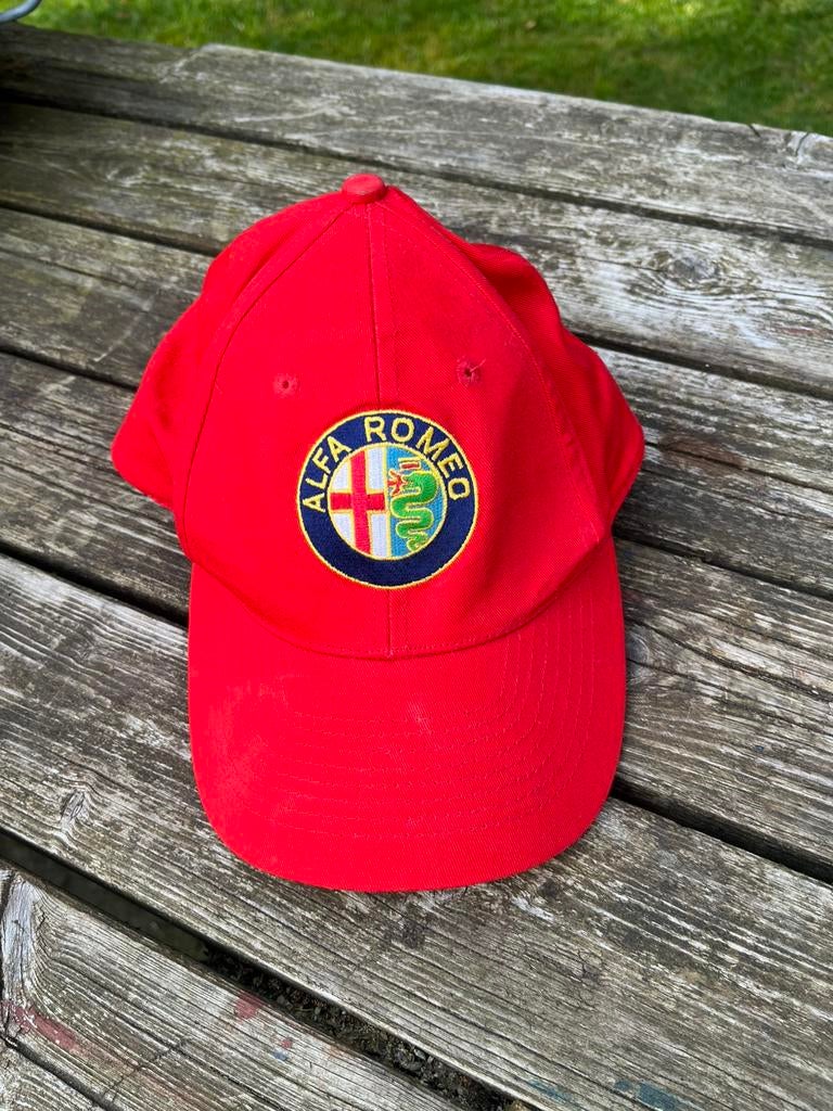 Nieuwe verstelbare rode pet van Alfa Romeo Cuore Sportivo, Kleding | Heren, Ophalen of Verzenden, Nieuw, One size fits all, Pet