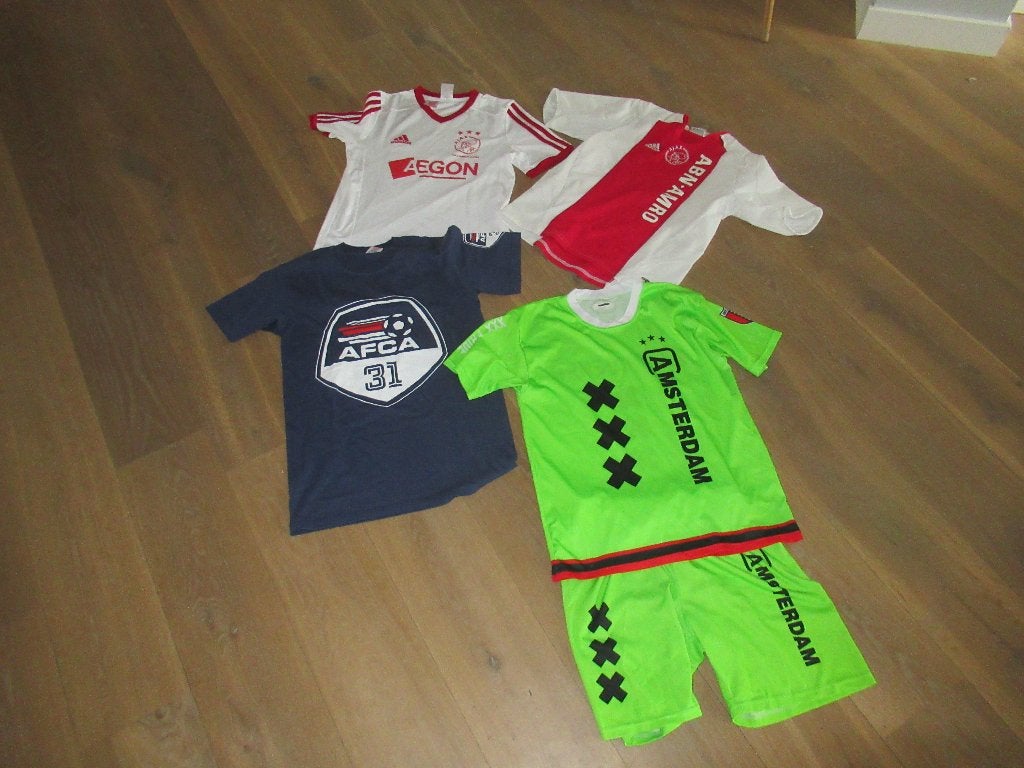 Ajax shirt 4 stuks. maat 152 164 en S, Verzamelen, Sportartikelen en Voetbal, Ophalen of Verzenden, Zo goed als nieuw, Ajax, Shirt