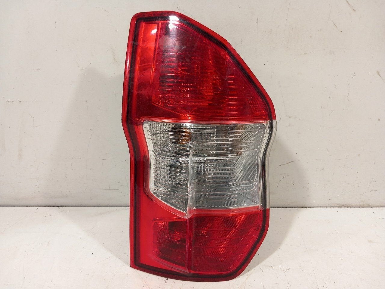 Achterlicht links buiten Ford Transit, Onderdelen@venauto.nl, Van der Ven Autorecycling B.V., Gebruikt, Ettenseweg 76, 4706 PB Roosendaal, The Netherlands