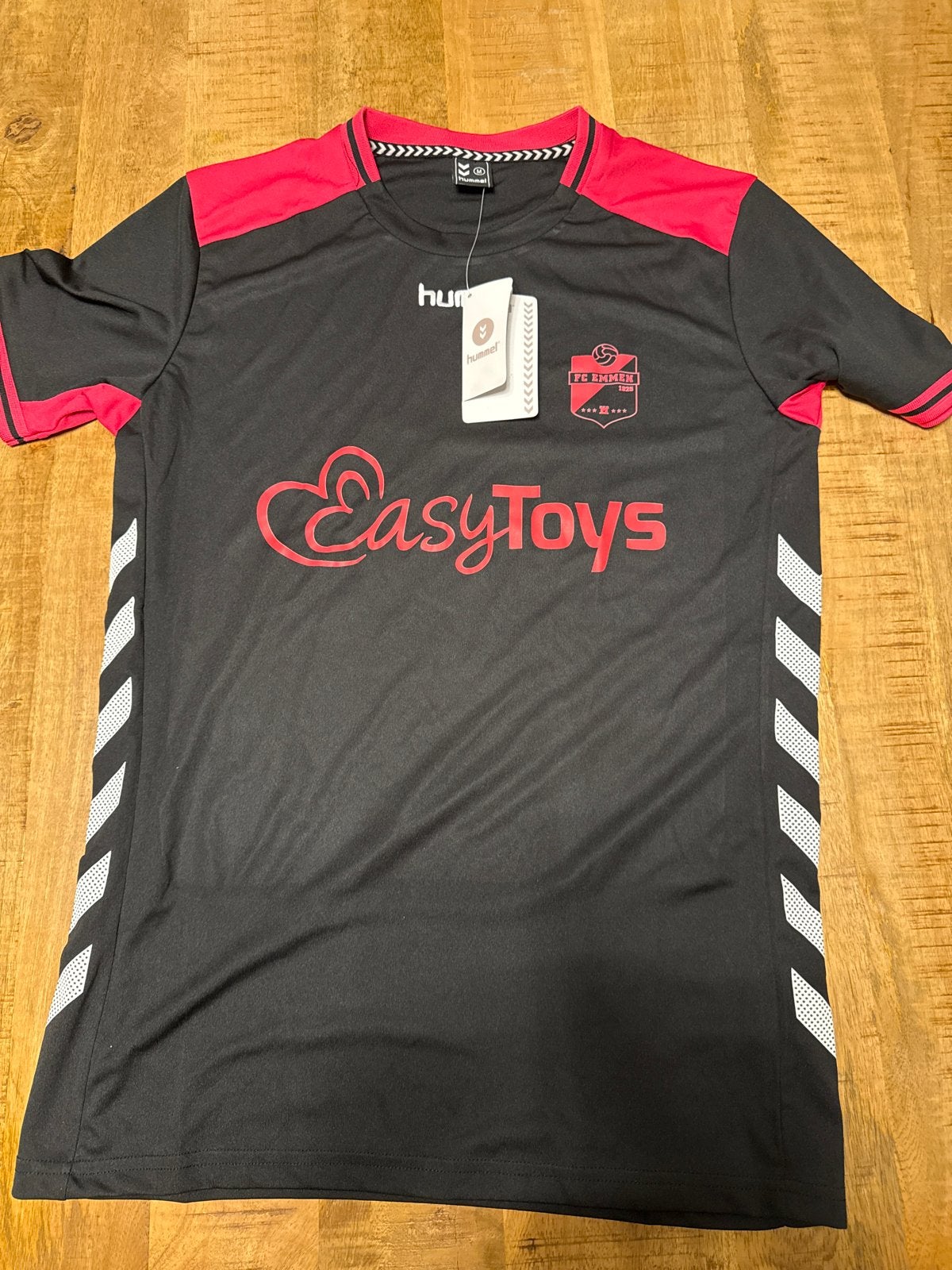 FC Emmen Hummel Training 2023/2024 - Maat M, Maat 48/50 (M), Zwart, Nieuw, Ophalen of Verzenden