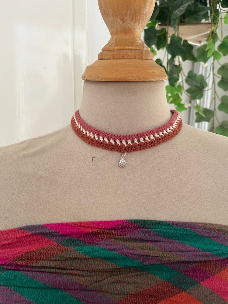 ketting choker bruin ecru roze lieveheersbeestje, Overige materialen, P Gillisstraat, Bruin, Nieuw