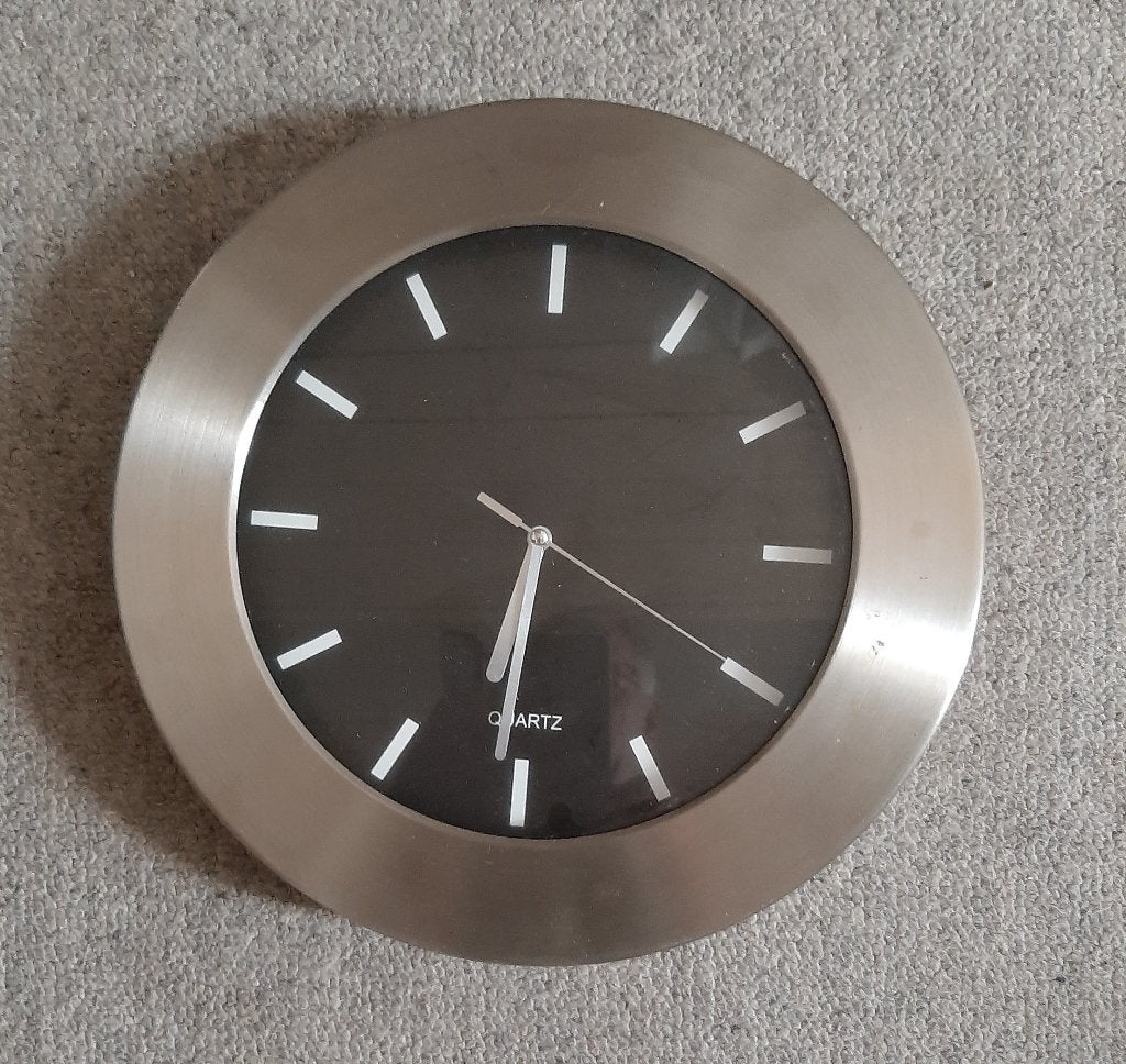 Quartz Wandklok RVS Rand Zwarte Wijzerplaat en Witte Wijzers, Ophalen, Analoog, Werkt op batterijen, Zilver