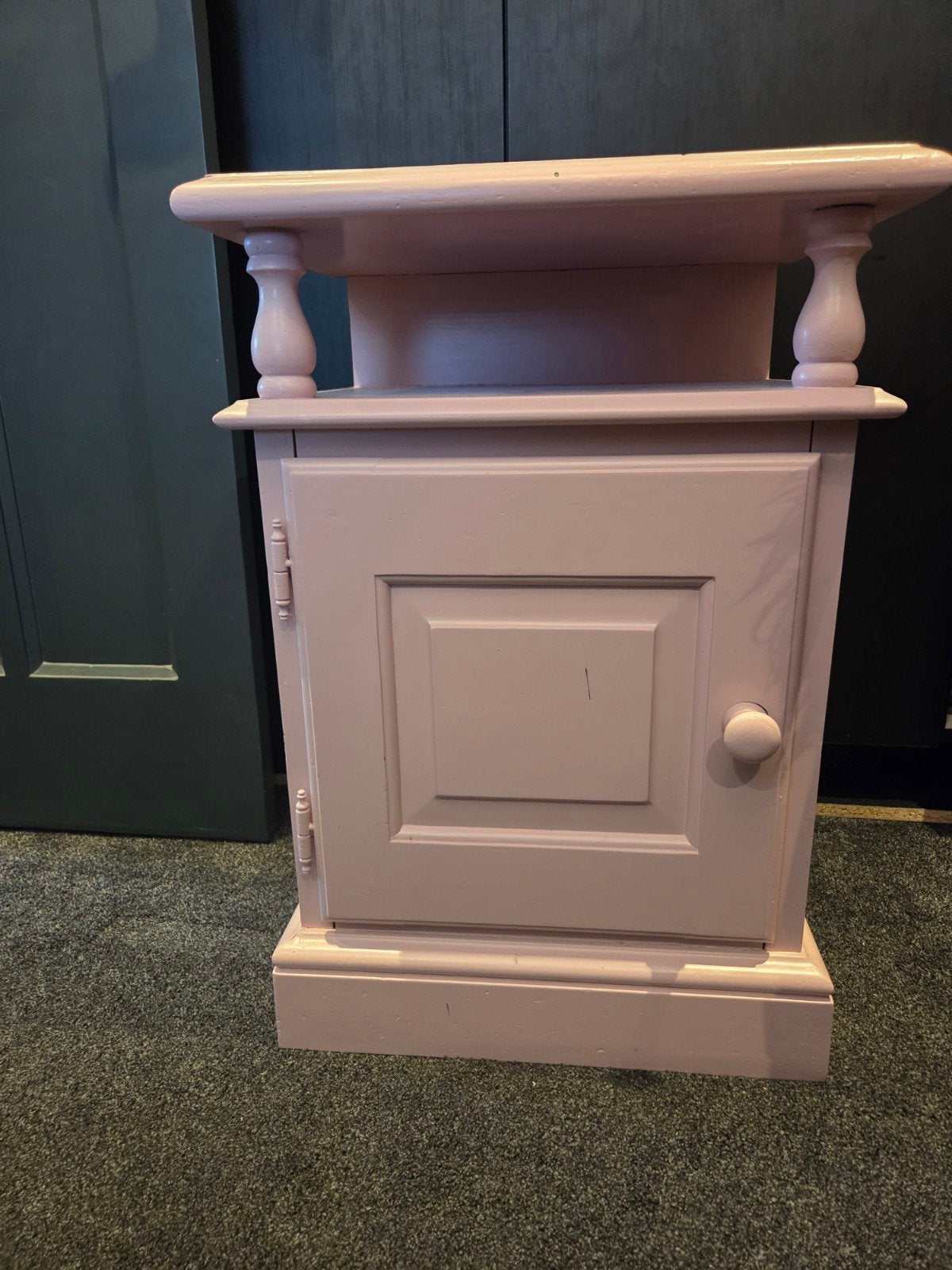Roze nachtkastje/bijzettafel met opbergruimte, Ophalen