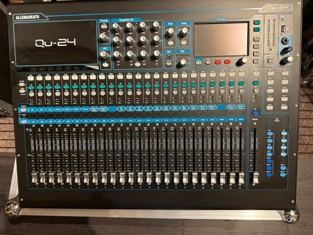 Allen & Heath QU24 incl. Flightcase en desk saver, Muziek en Instrumenten, Mengpanelen, Ophalen, Zo goed als nieuw, 20 kanalen of meer
