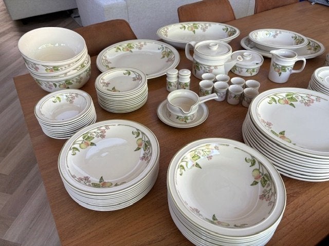 COMPLEET WEDGWOOD SERVIES WILD APPLE, ZGAN, NU 600,00, Ophalen, Zo goed als nieuw, Overige stijlen, Compleet servies
