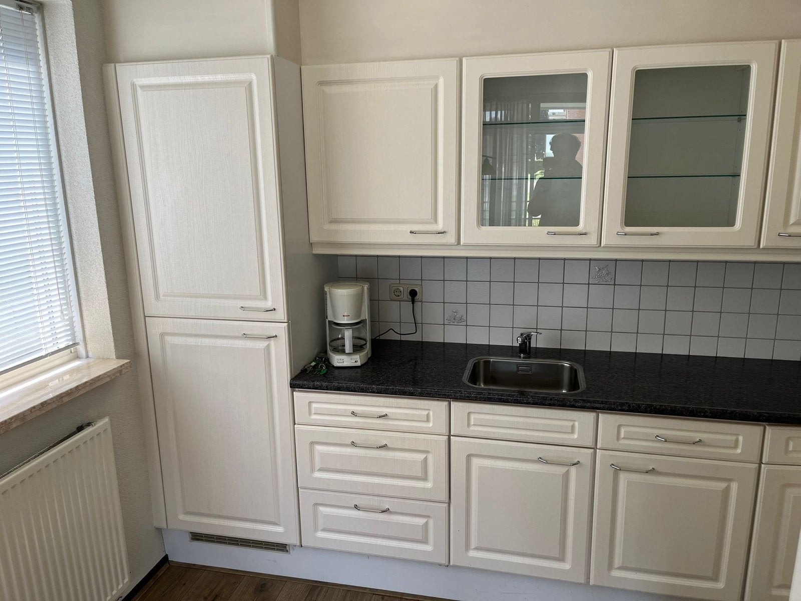 keuken met inbouwapparatuur en donkergrijs keukenblad., Ophalen, Wit, Hoekkeuken, Zo goed als nieuw
