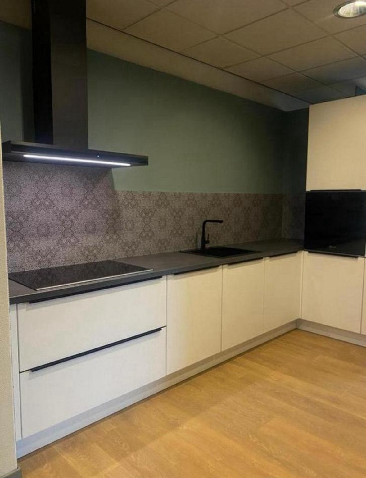 Hoek opstelling incl apparatuur, Huis en Inrichting, Keuken | Complete keukens, Ophalen, Zo goed als nieuw, Zwart