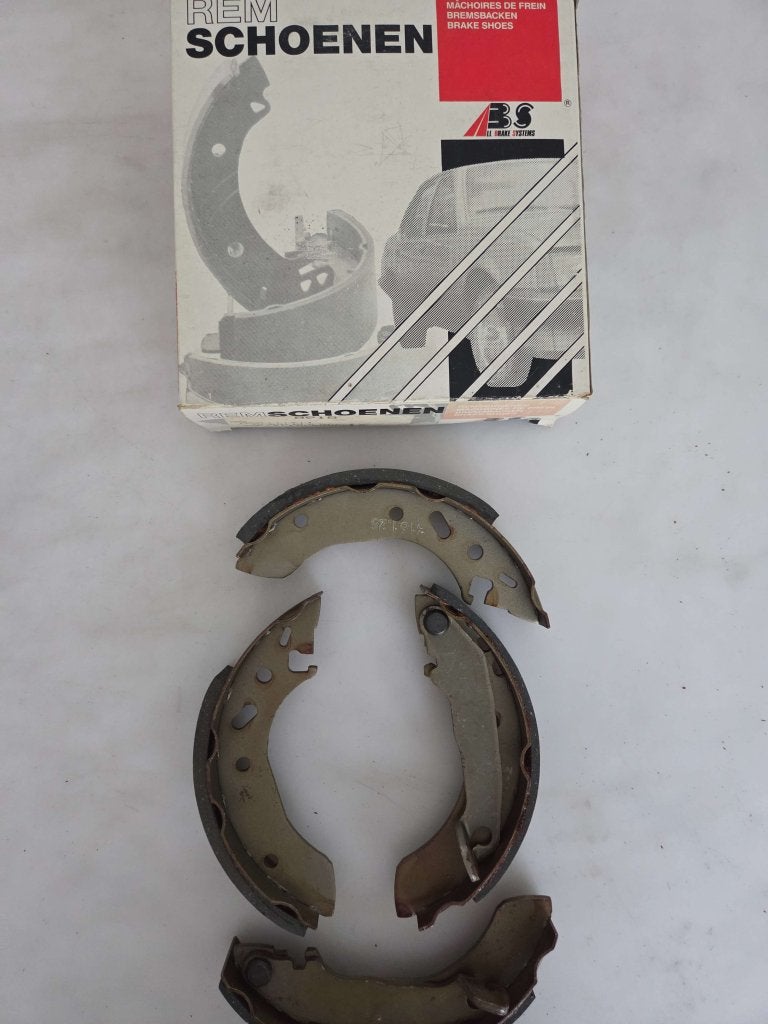 Set Remschoenen Ford Escort Orion Mazda 121, Niet ingevuld, Niet ingevuld, Ophalen of Verzenden, Mazda