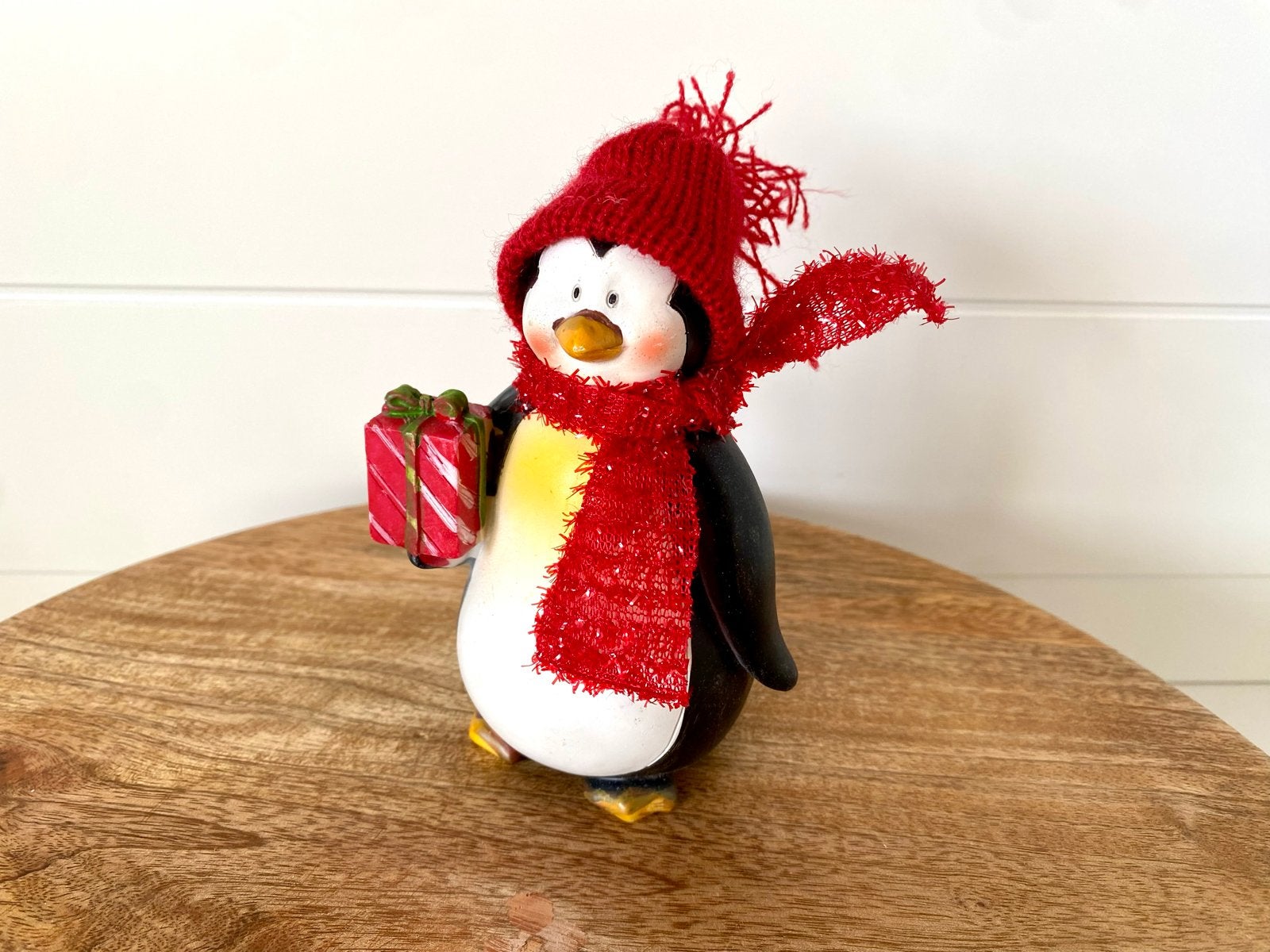 Kerst pinguïn beeldje  met rode sjaal en muts, Ophalen of Verzenden