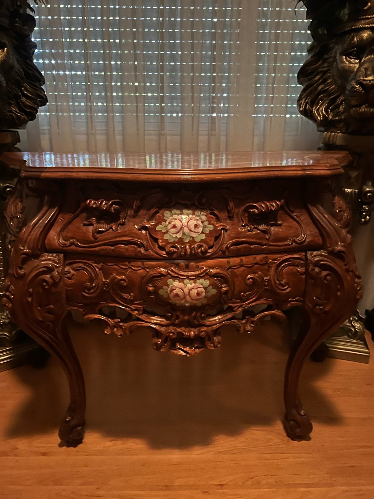 Barok commode  met bloemmotief, Ophalen