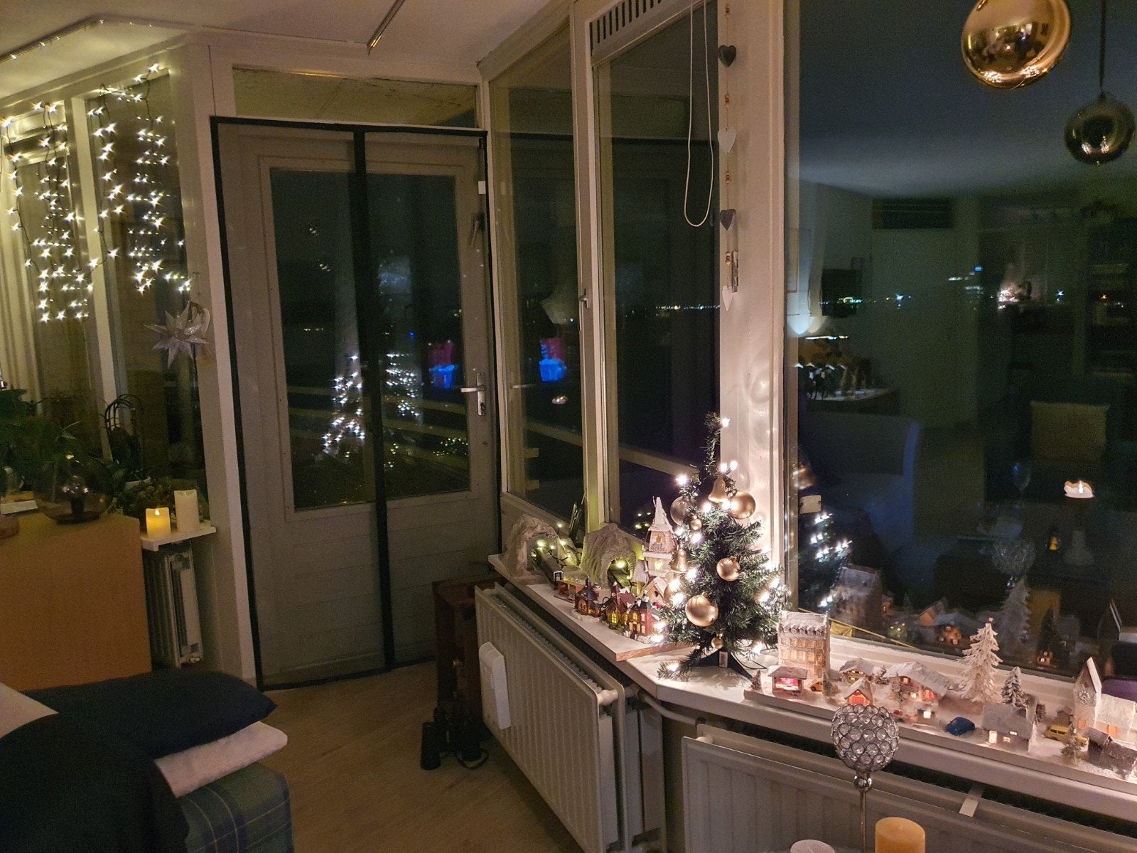 3 planken met huisjes en verlichting voor de Kerst., Diversen, Ophalen, Gebruikt