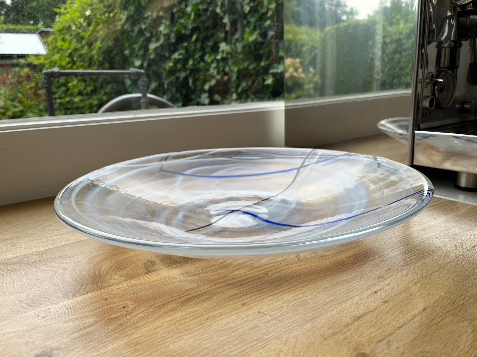 Kosta Boda Contrast schaal 38 cm – Anna Ehrner Zweeds design, Ophalen of Verzenden, Zo goed als nieuw, Rond, Glas