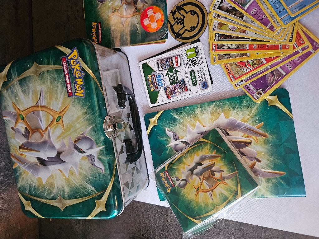 Diverse verzamel Pokemon kaarten in tins, Ophalen of Verzenden, Nieuw, Meerdere kaarten