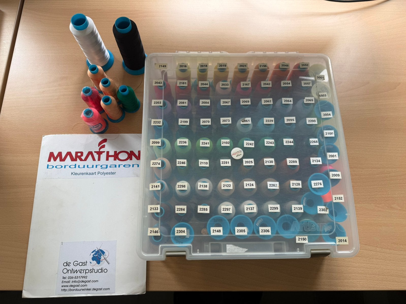 Marathon borduurgaren Polyneon met opbergbox en kleurenkaart, Ophalen of Verzenden, Zo goed als nieuw, Machineborduren, Borduurgaren of Zijde