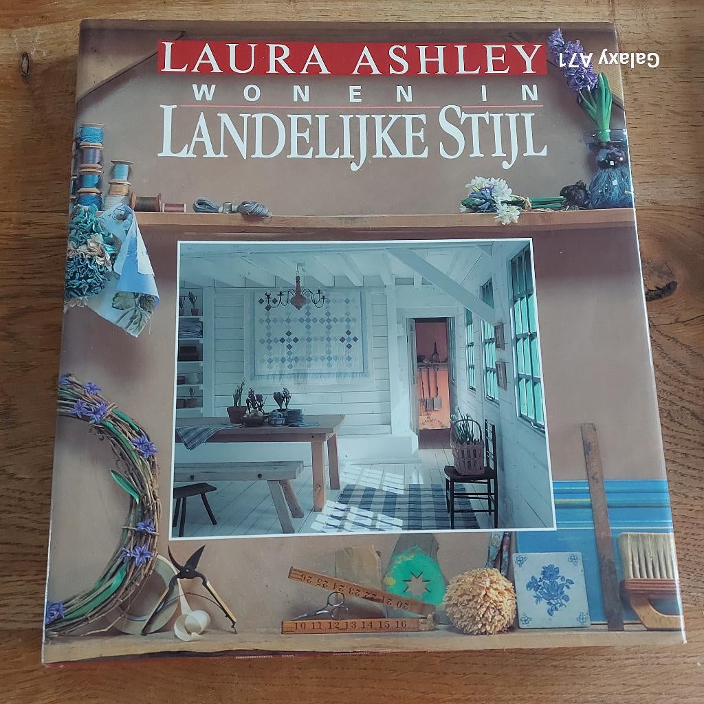 Boek Laura Ashley Wonen In Landelijke Stijl, Boeken, Ophalen of Verzenden, Gelezen, Interieur en Design