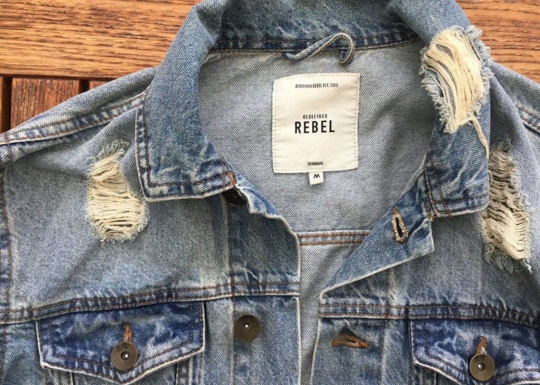 Rebel spijkerjas met scheuren - Maat M, Ophalen of Verzenden, Gedragen, Rebel, Maat 48/50 (M)
