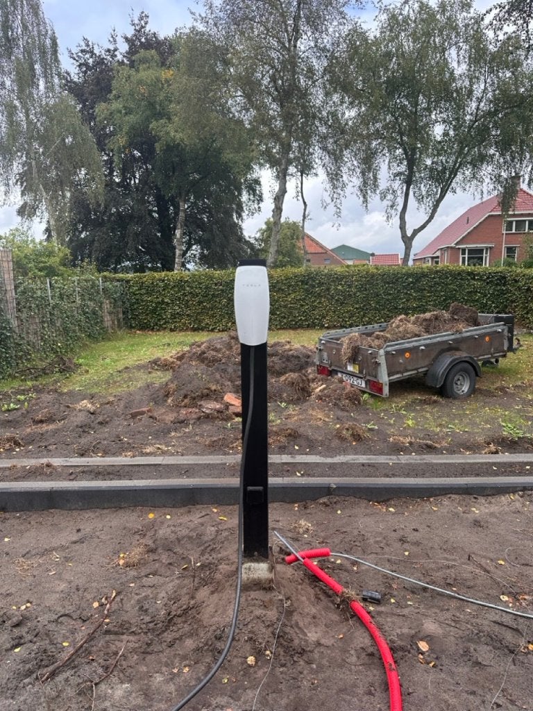 Laadpaal sokkel + geïntegreerd stopcontact + betonsokkel, Ophalen, Zo goed als nieuw, Laadpaal