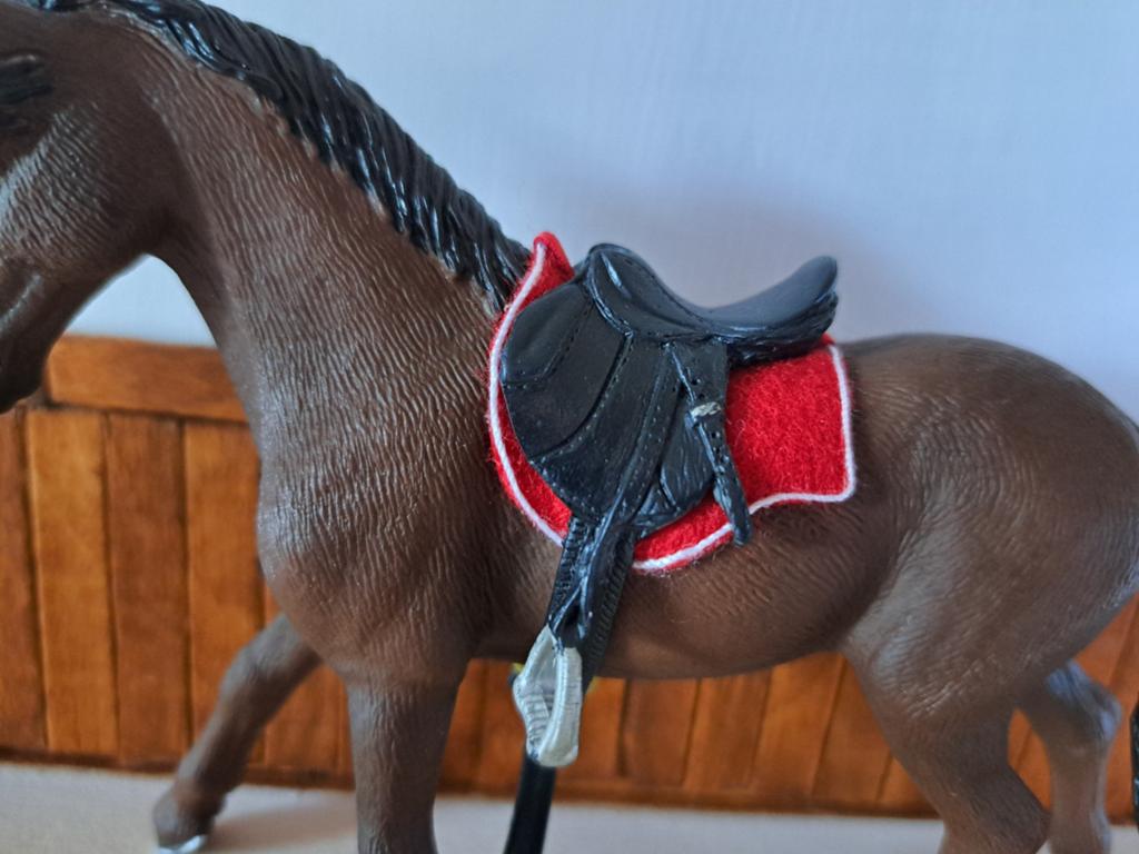 Schleich zadel dekje rood, Ophalen of Verzenden, Zo goed als nieuw, Paard, Beeldje of Figuurtje