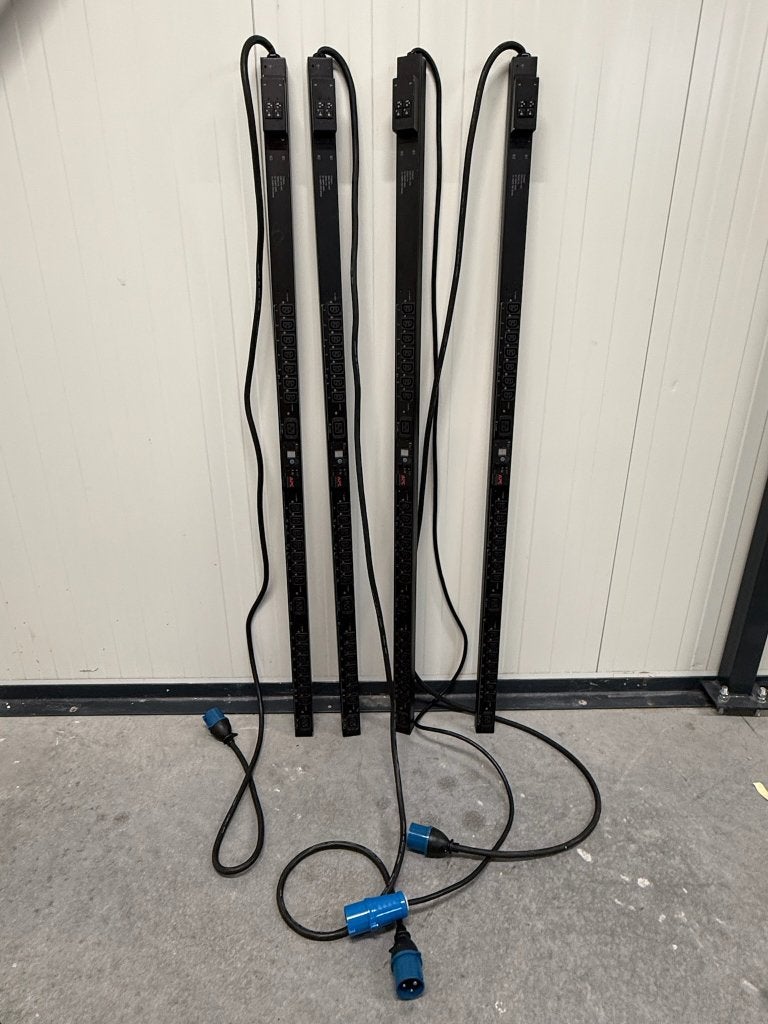Partij (4x) APC AP7953 Switched Zero U Rack PDU 32A, Ophalen of Verzenden, Zo goed als nieuw