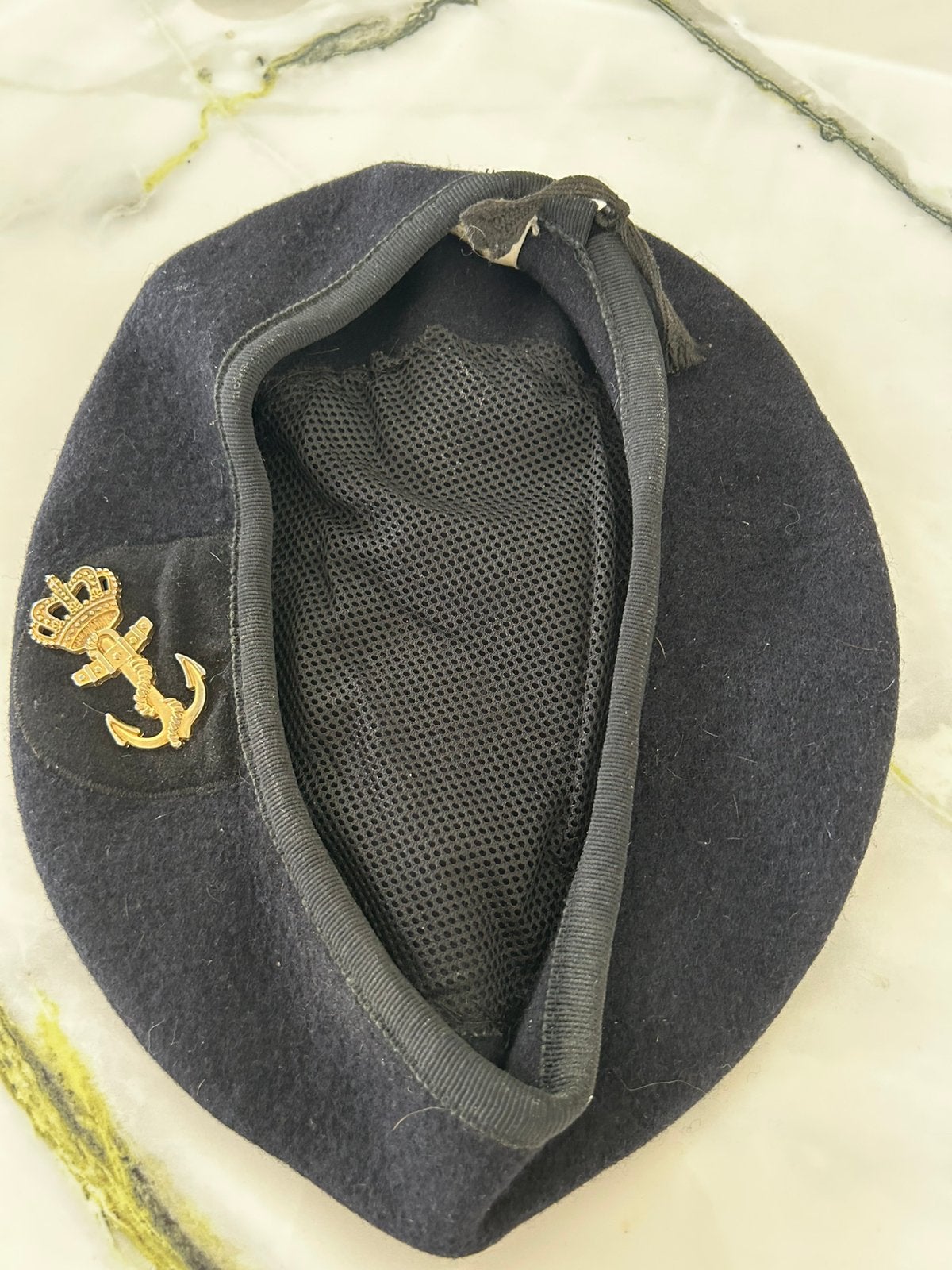 Baret met goudkleurig embleem Koninklijke Marine Nederland, Ophalen of Verzenden, Marine, Nederland, Helm of Baret