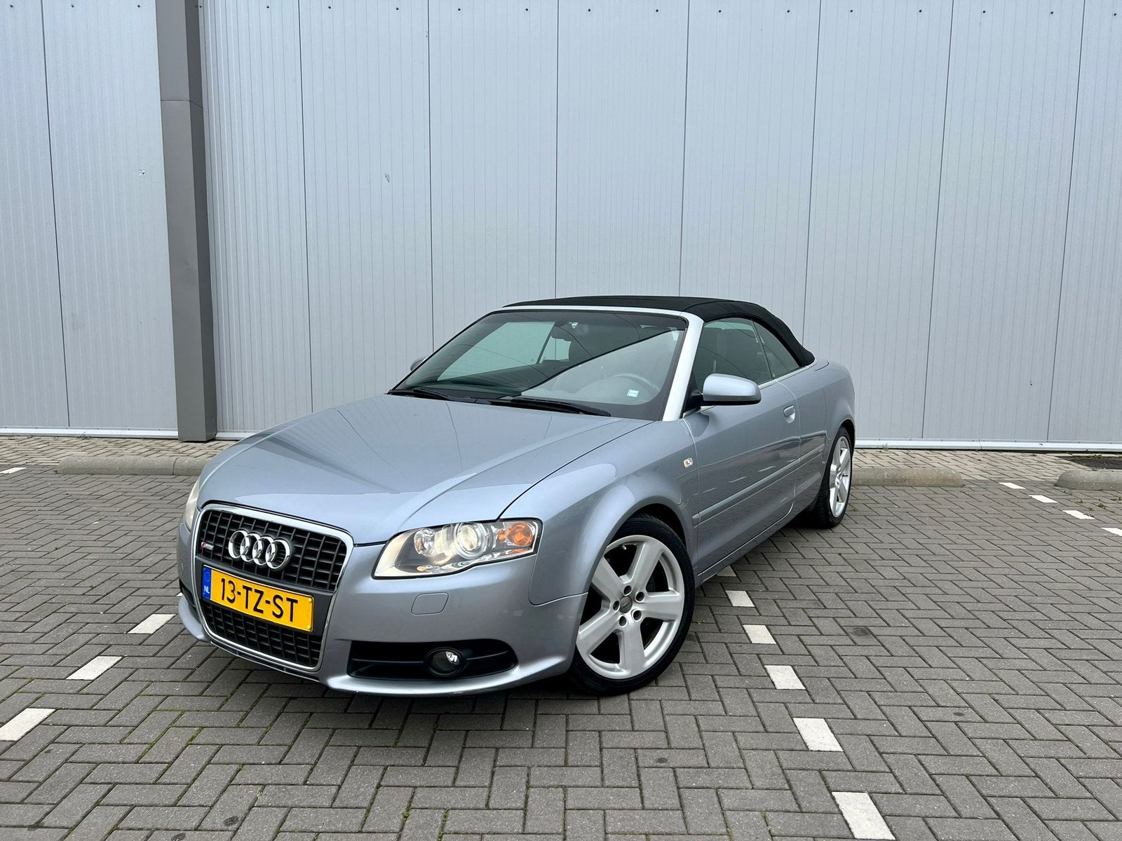 Audi A4 3.2 FSI 188KW Quattro Cabrio 2006 youngtimer, Auto's, Audi, Cabriolet, 4 stoelen, A4, Handgeschakeld