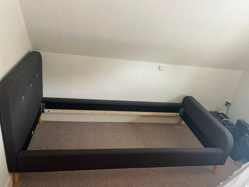 JYSK KONGSBERG bed 90x200 grijs – nauwelijks gebruikt, Huis en Inrichting, Ophalen, 90 cm, Eenpersoons, Zo goed als nieuw