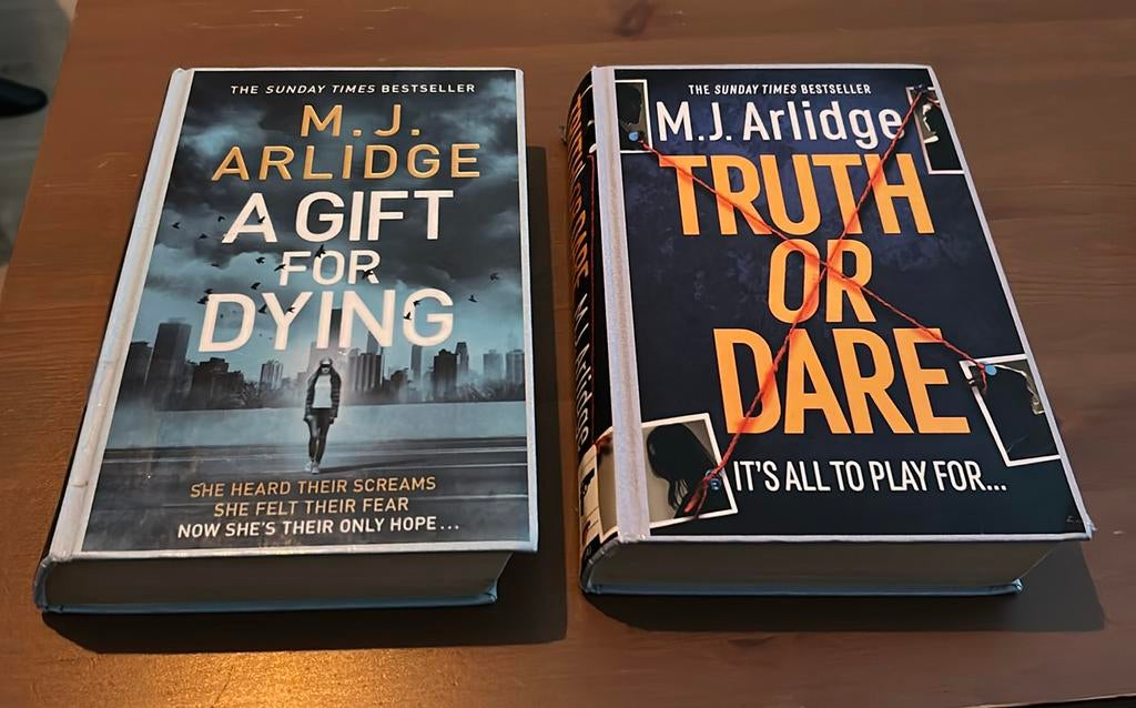 M.J Arlidge 2 boeken, Boeken, Ophalen of Verzenden, Zo goed als nieuw