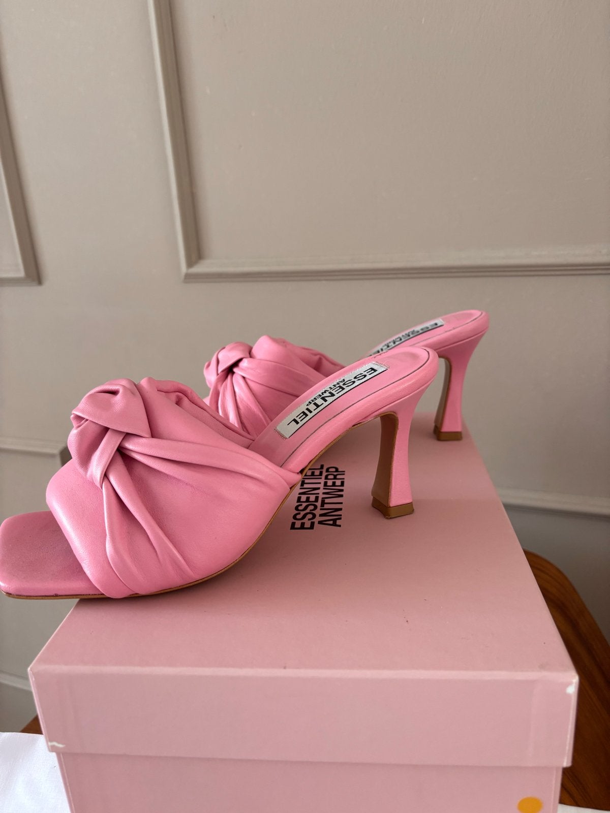 Essentiel Antwerp roze muiltjes met knoopdetail, Kleding | Dames, Schoenen, Ophalen of Verzenden, Zo goed als nieuw, Roze, Sandalen of Muiltjes