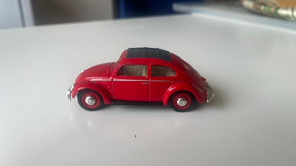Rode Volkswagen Kever modelauto DINKY (by Matchbox), Hobby en Vrije tijd, Modelauto's | 1:43, Ophalen of Verzenden, Zo goed als nieuw