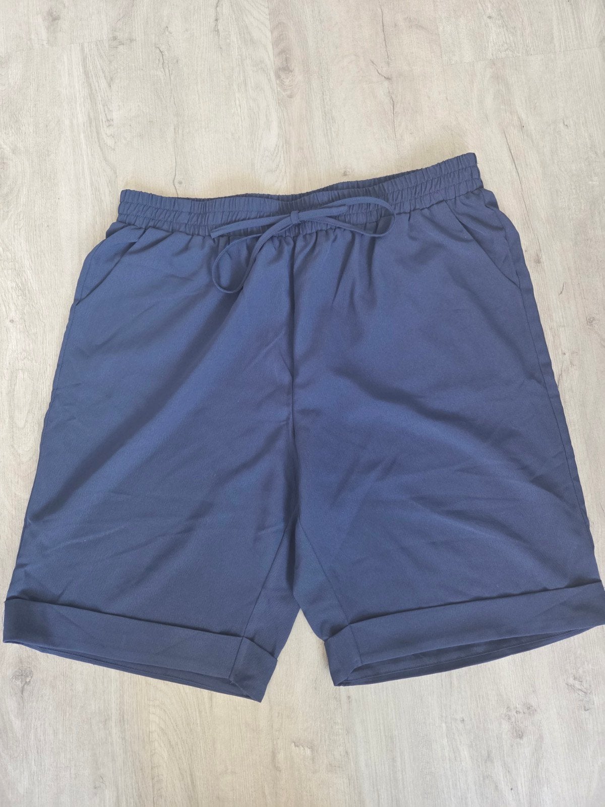 Mooie blauwe luchtige bermuda. Maat 48 nieuw, Ophalen of Verzenden, Nieuw, Blauw, Broek of Spijkerbroek