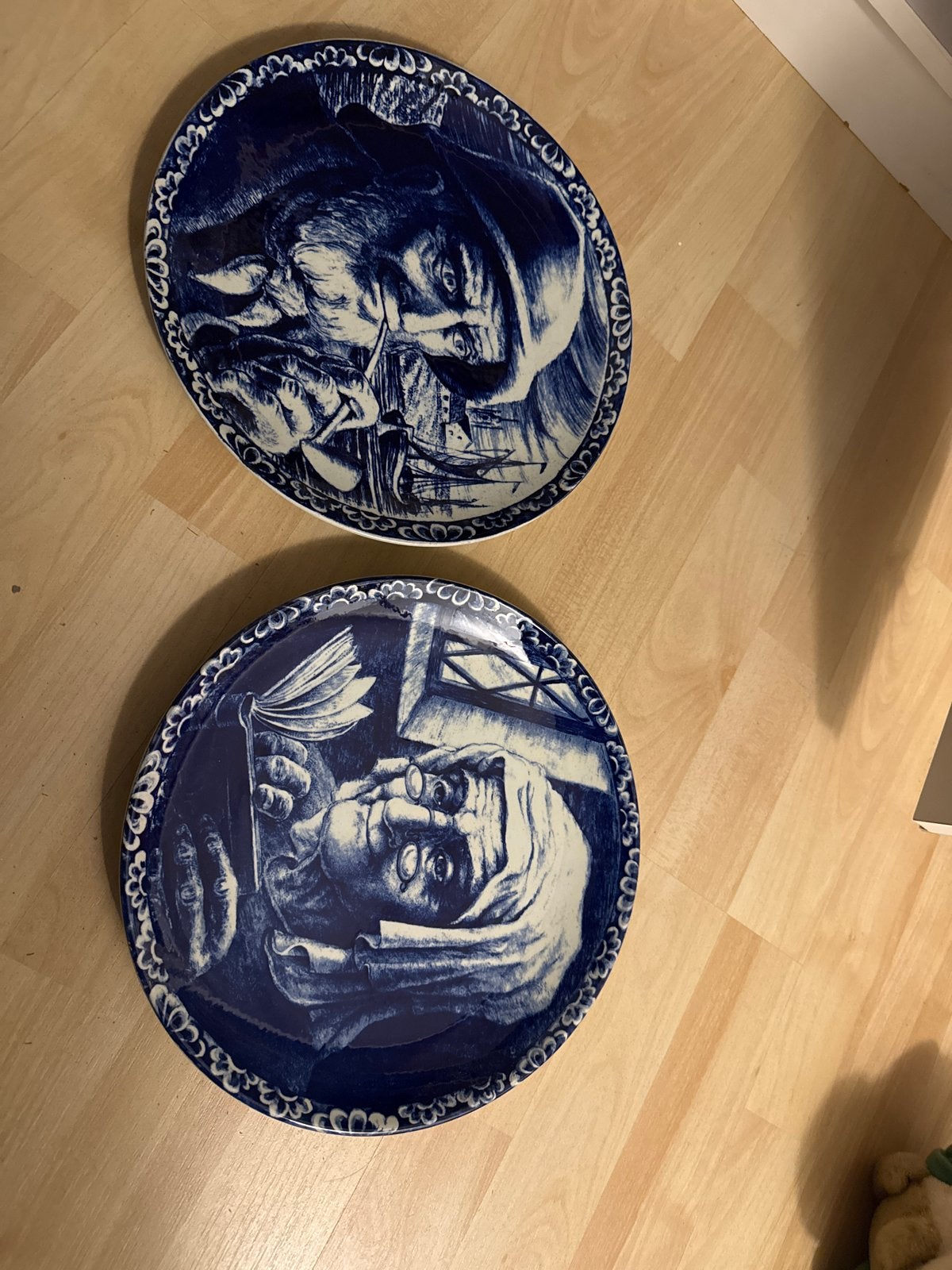 Twee Boch La Louvière Delft wandborden visser en vrouw, Ophalen of Verzenden