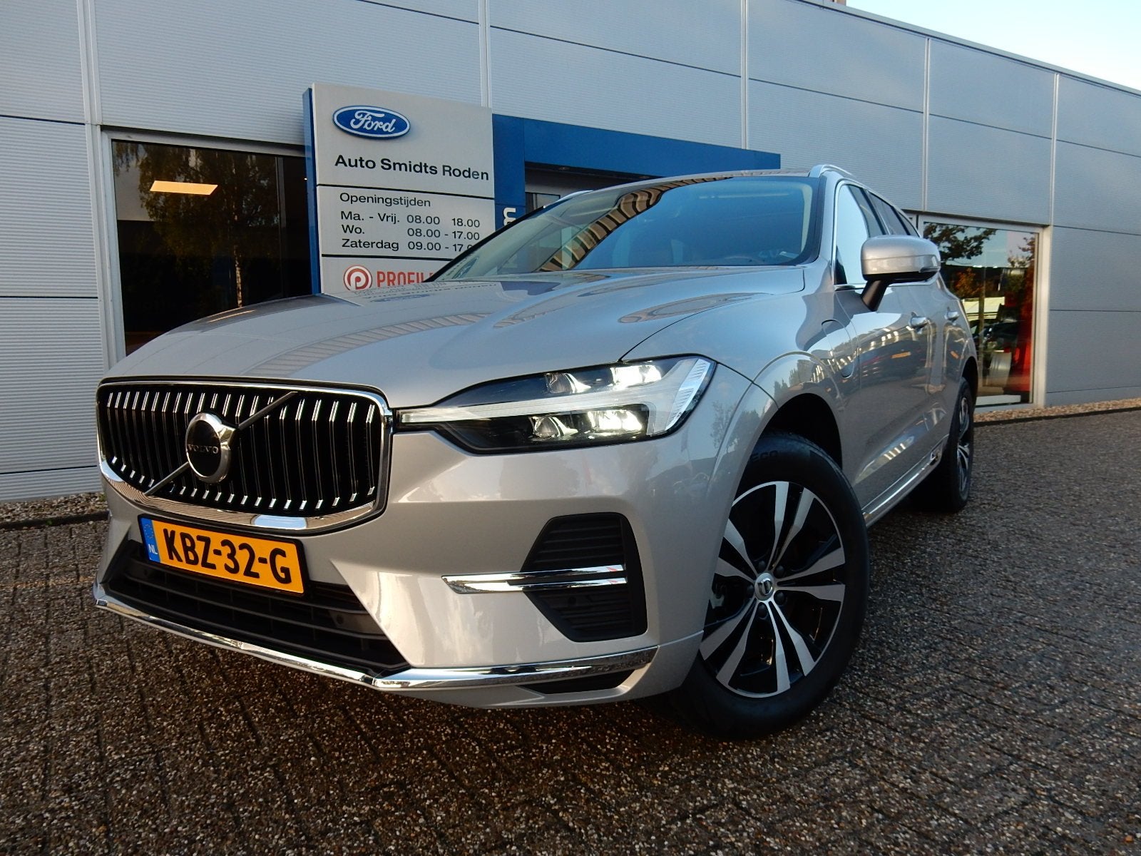 Volvo XC60 2.0 T6 PHEV 350 pk AWD Core Bright | Trekhaak | P, Auto's, Automaat, 12 maanden, Stof, Gebruikt