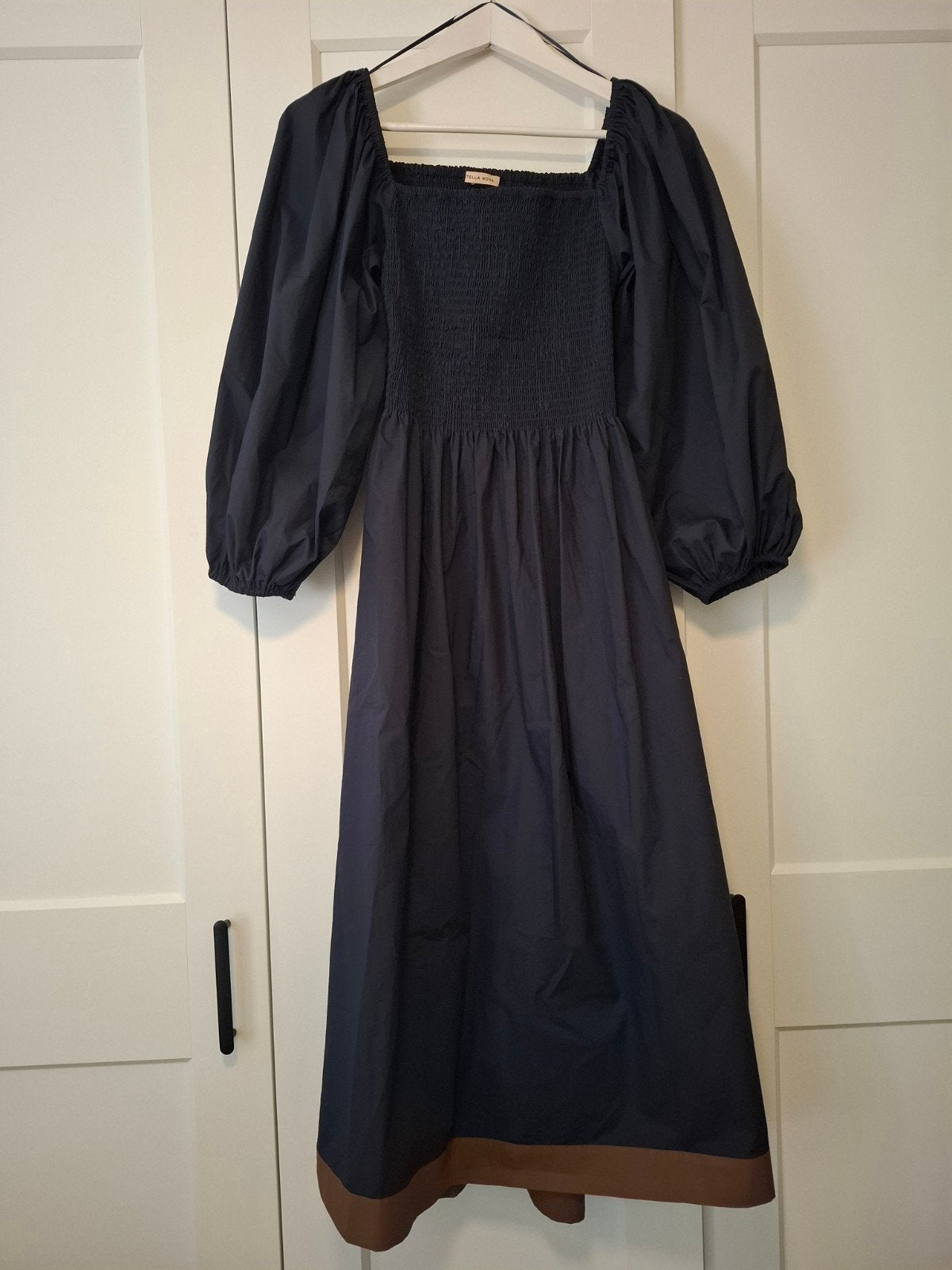 Stella Nova jurk, donkerblauw met camel bies, maat S, Kleding | Dames, Jurken, Maat 38/40 (M), Zo goed als nieuw, Boven de knie