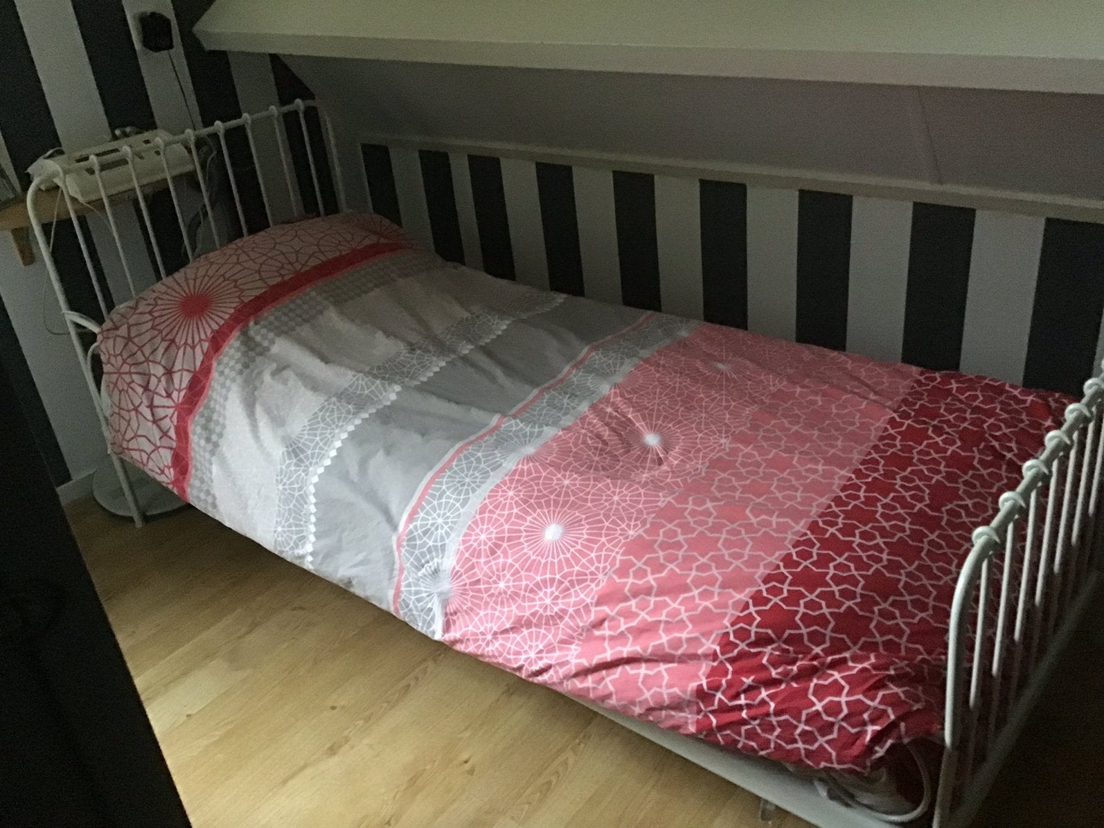 Leuk meisjes stalen bed., 70 tot 85 cm, Ophalen of Verzenden, Zo goed als nieuw, Matras