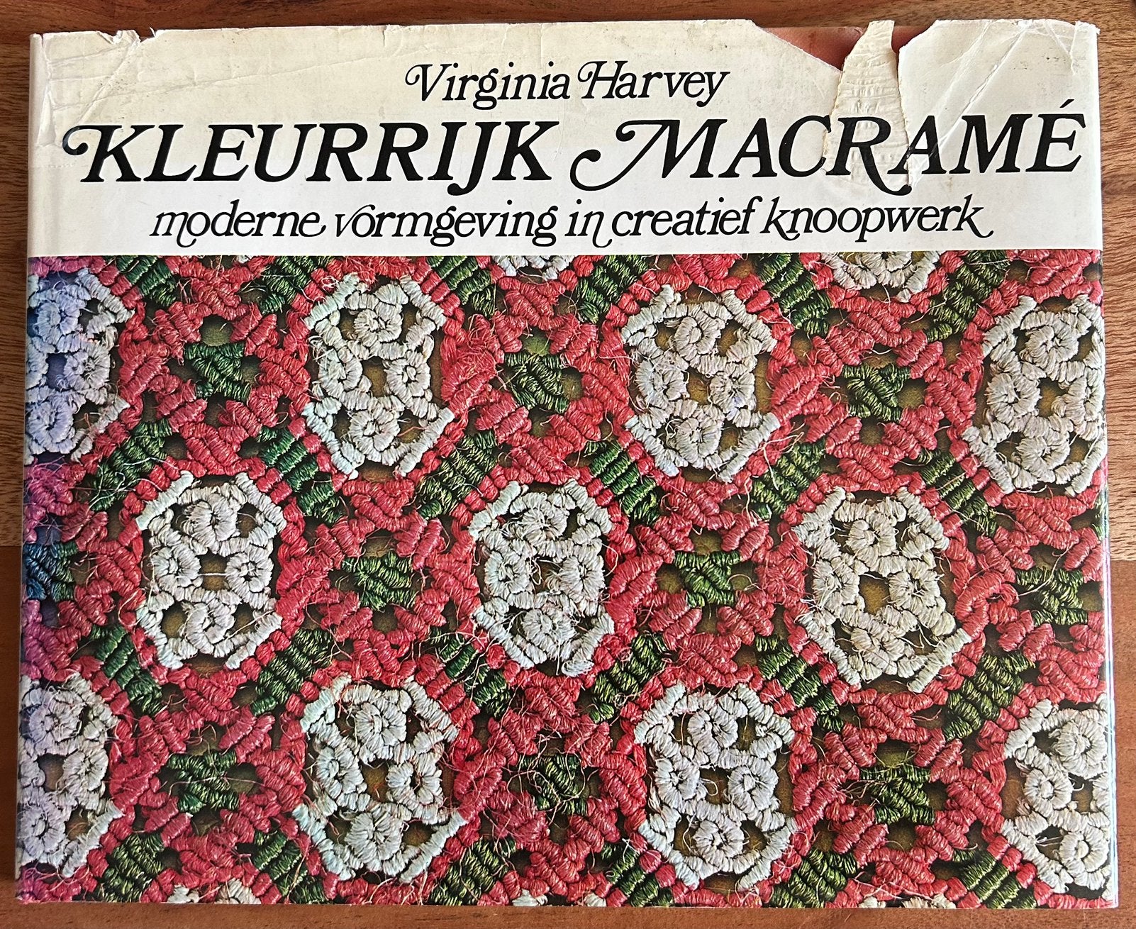 Virginia Harvey - Kleurrijk Macramé, Ophalen of Verzenden, Zo goed als nieuw, Virginia Harvey, Overige onderwerpen