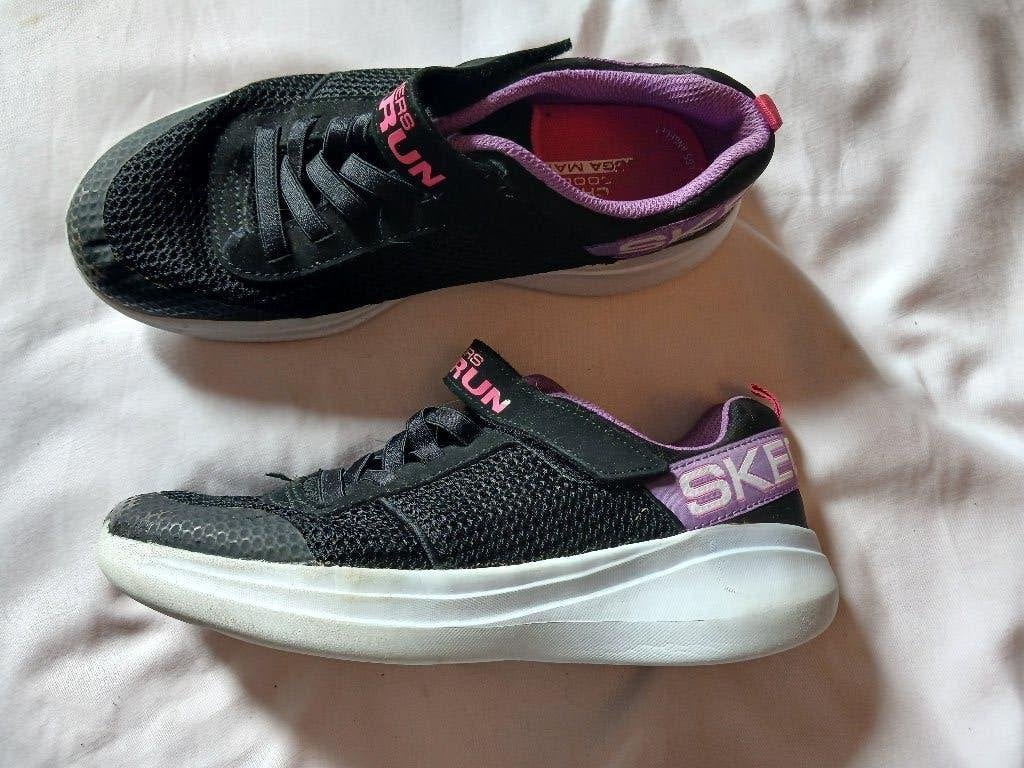 mooie lage Skechers met klittenband sluiting maat 36, Skechers, Zwart, Ophalen of Verzenden, Sneakers of Gympen