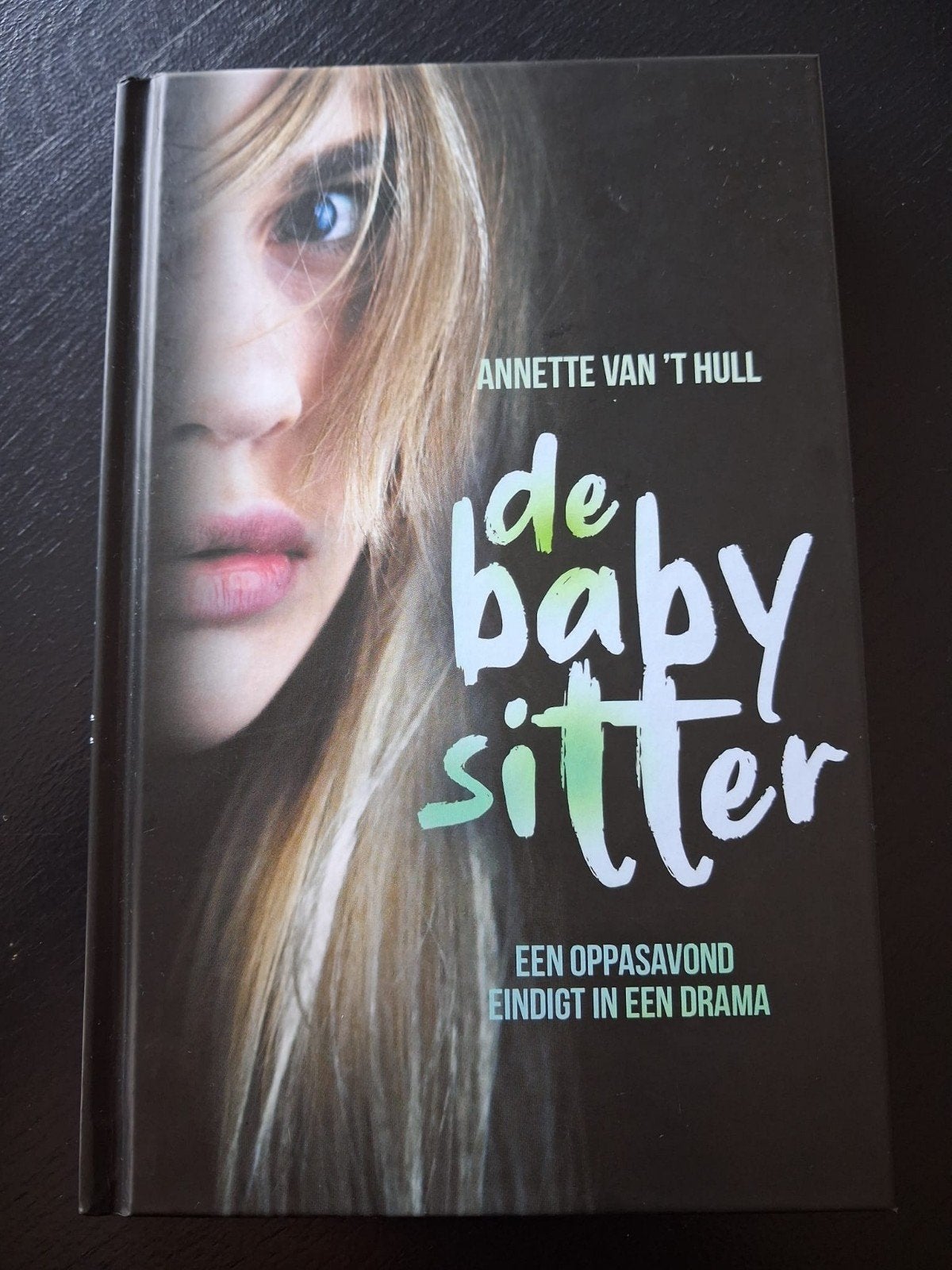De Babysitter - Annette van 't Hull (zo goed als nieuw), Ophalen of Verzenden