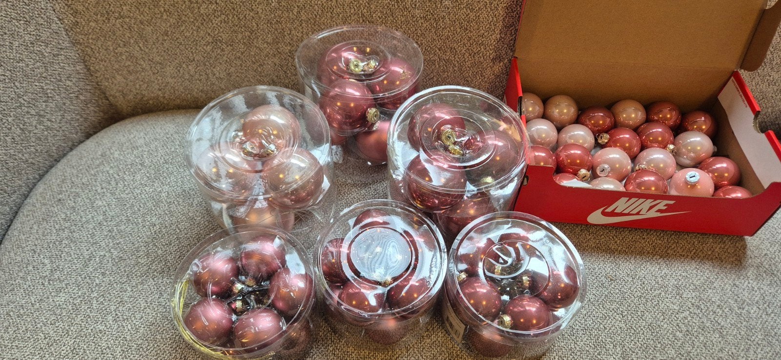 Glazen kerstballen nieuw in doos oud roze en roze, Ophalen, Nieuw
