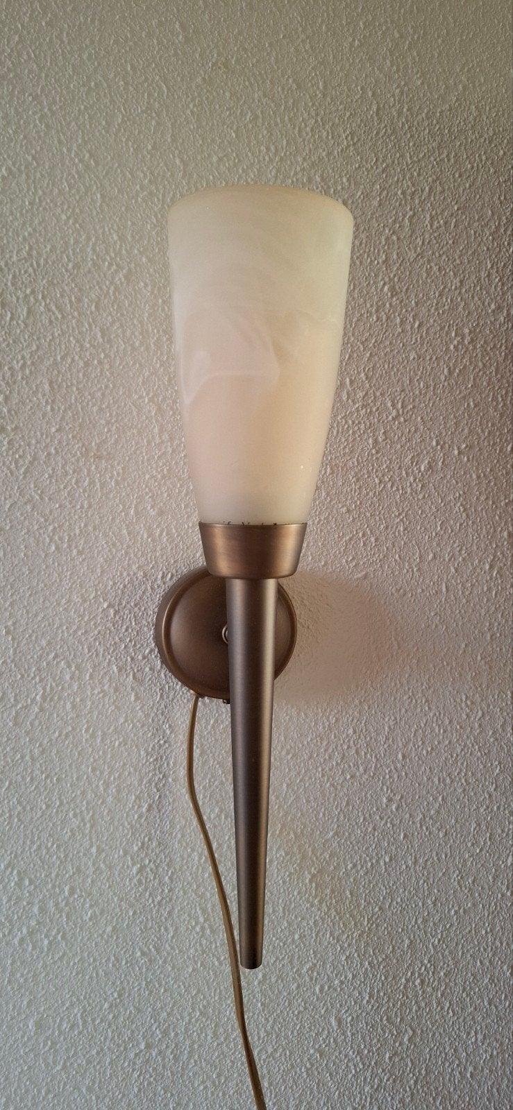 Elegante kelk wandlamp met melkglas kap, Ophalen