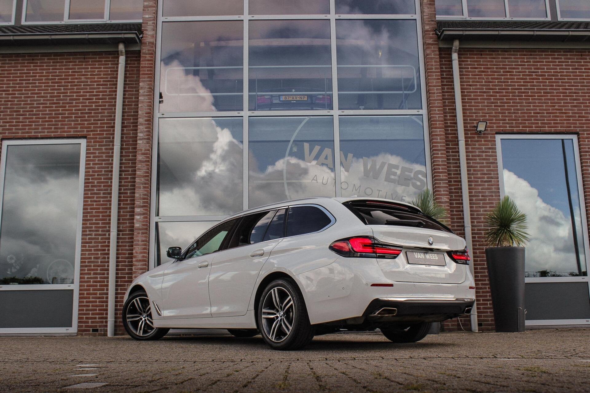 BMW 5-serie Touring 540i xDrive High Executive Luxury-Line |, Dealer onderhouden, Gebruikt, Euro 6, 2000 kg