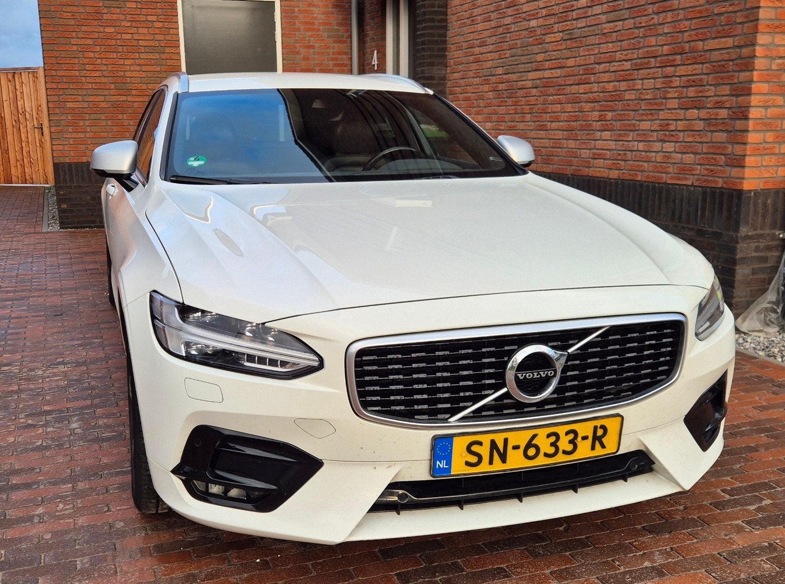 Volvo V90 D4 190pk Geartronic 2018 Wit R-Design, Auto's, 1969 cc, 1634 kg, Wit, Origineel Nederlands