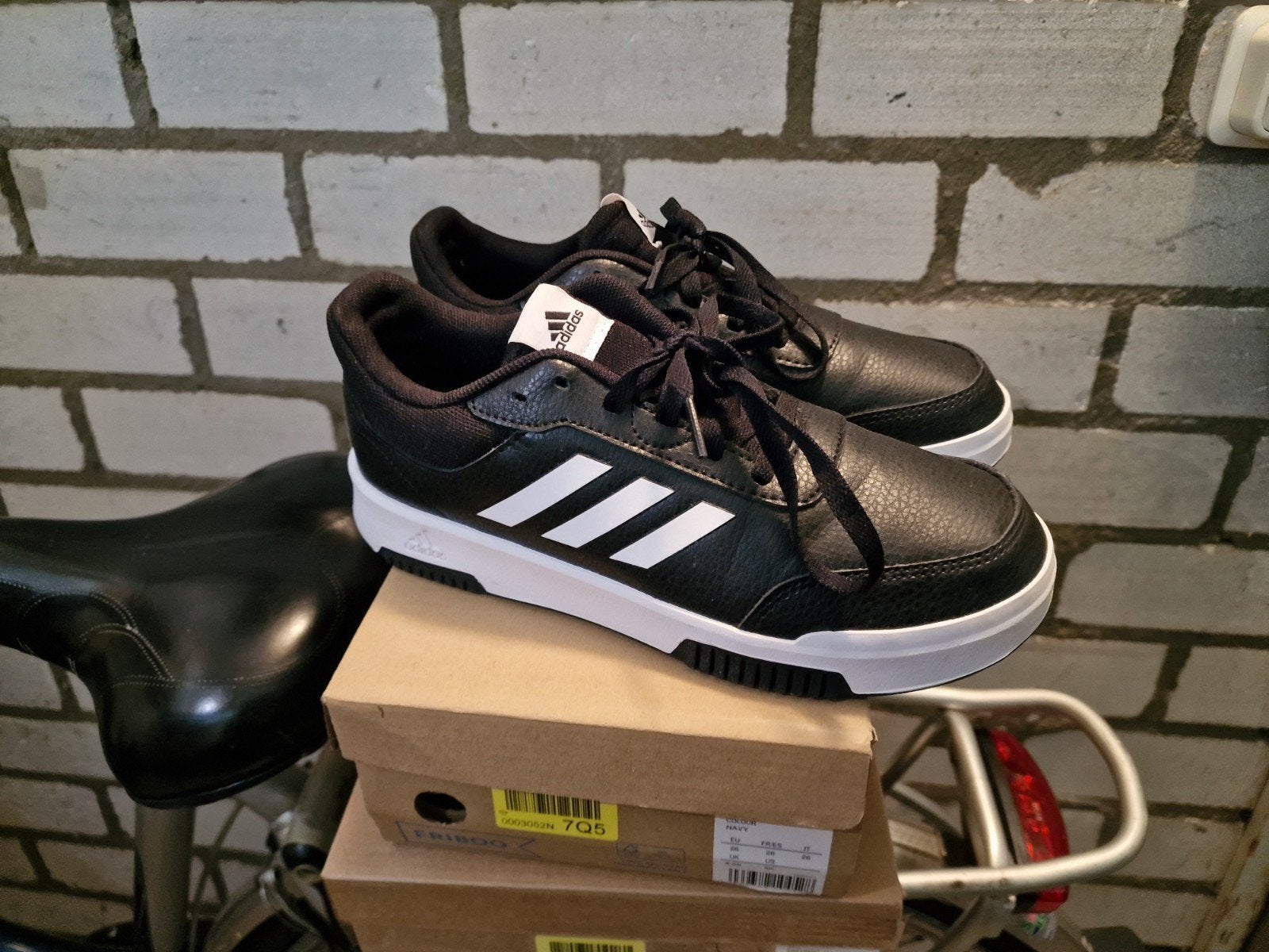 Adidas sneakers zwart maat 39 1/3 - Nieuw in doos, Ophalen of Verzenden, Nieuw