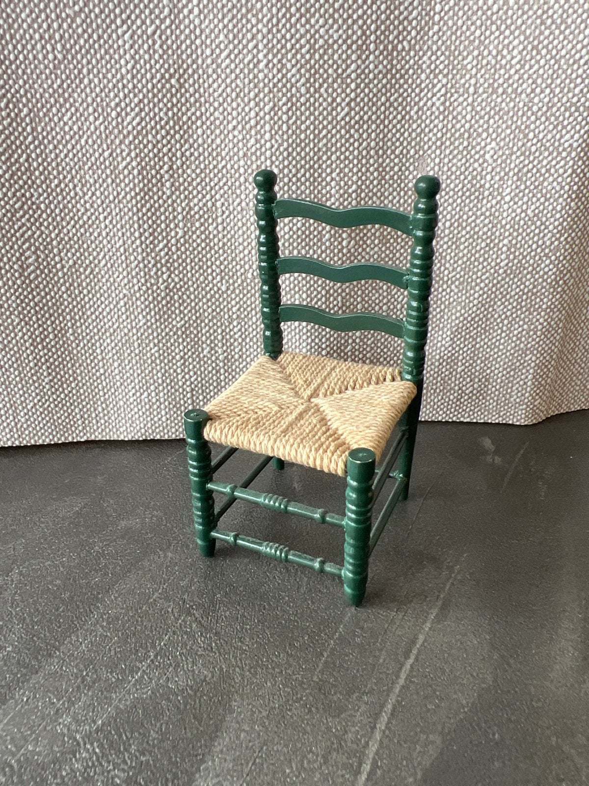 Poppenhuis stoel 1:12 - Groen met rieten zitting, Verzamelen, Poppenhuizen en Toebehoren, Ophalen of Verzenden, Zo goed als nieuw
