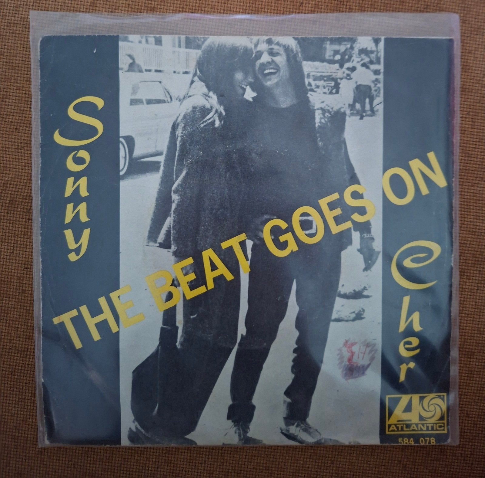 Sonny and Cher  - The beat goes on - Single is TOP, Ophalen of Verzenden, Gebruikt, 7 inch, Pop