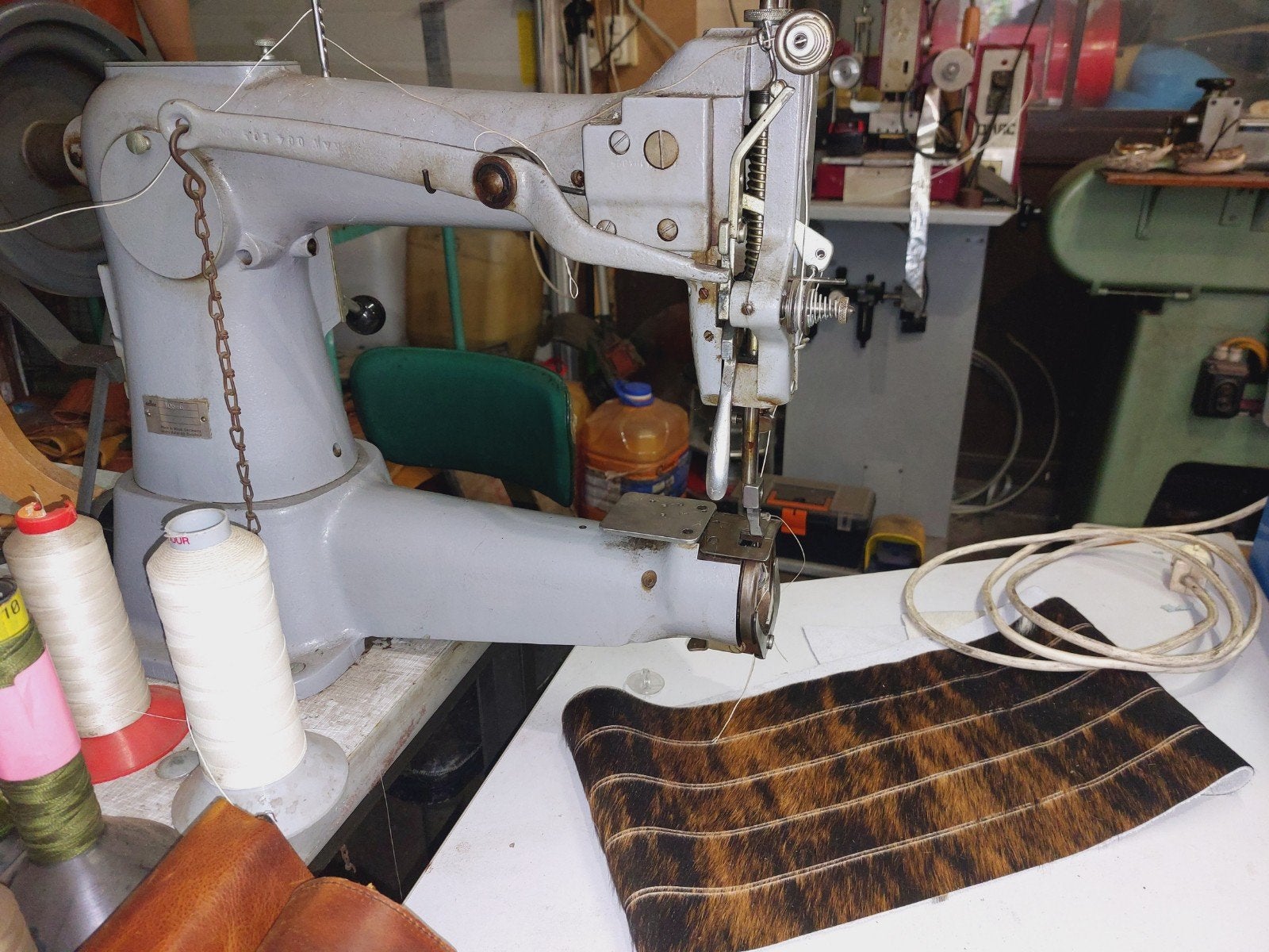 zadelmaker Adler 105-6 vrije Arm 220v gereviseerd, Ophalen, Zo goed als nieuw, Naaimachine, Overige merken