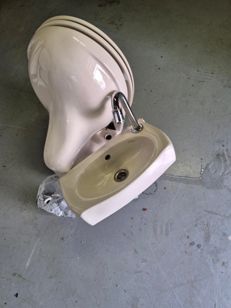 Hangende toiletpot inc bril, druktoets en bijpassend fontein, Ophalen, Gebruikt, Rvs, Toilet