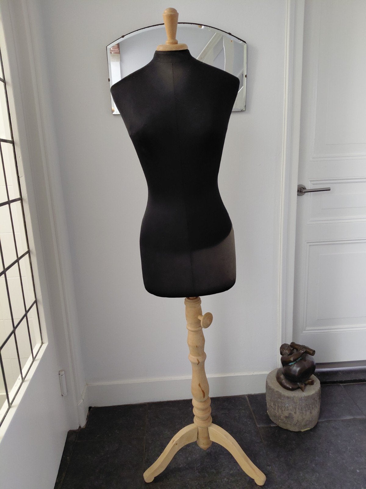 Vintage brocante paspop (zwarte buste met houten standaard), Ophalen