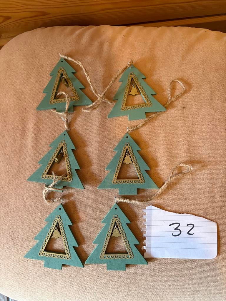 6 houten decoratie kerstbomen 9 cm groen, Ophalen of Verzenden, Zo goed als nieuw