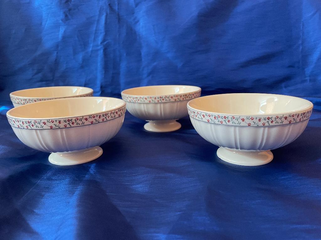 4 Schaaltjes met bloemenrand / Queens garden, Huis en Inrichting, Keuken | Servies, Verzenden, Overige stijlen, Aardewerk, Schaal of Schalen