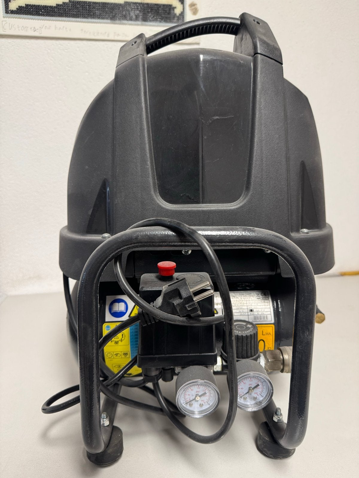 Compacte Compressor met Luchtslang - Ideaal voor Thuis/Weg, Ophalen, 6 tot 10 bar, Zo goed als nieuw, Minder dan 200 liter/min